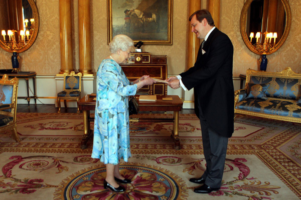 Королева Великобритании и посол Белоруссии