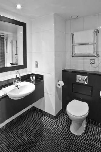 картинка Daresbury Park Hotel and Spa bathroom