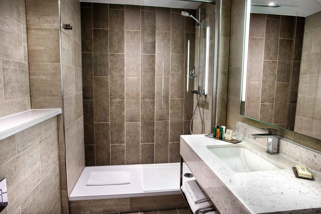 картинка Hilton Edinburgh Carlton bathroom