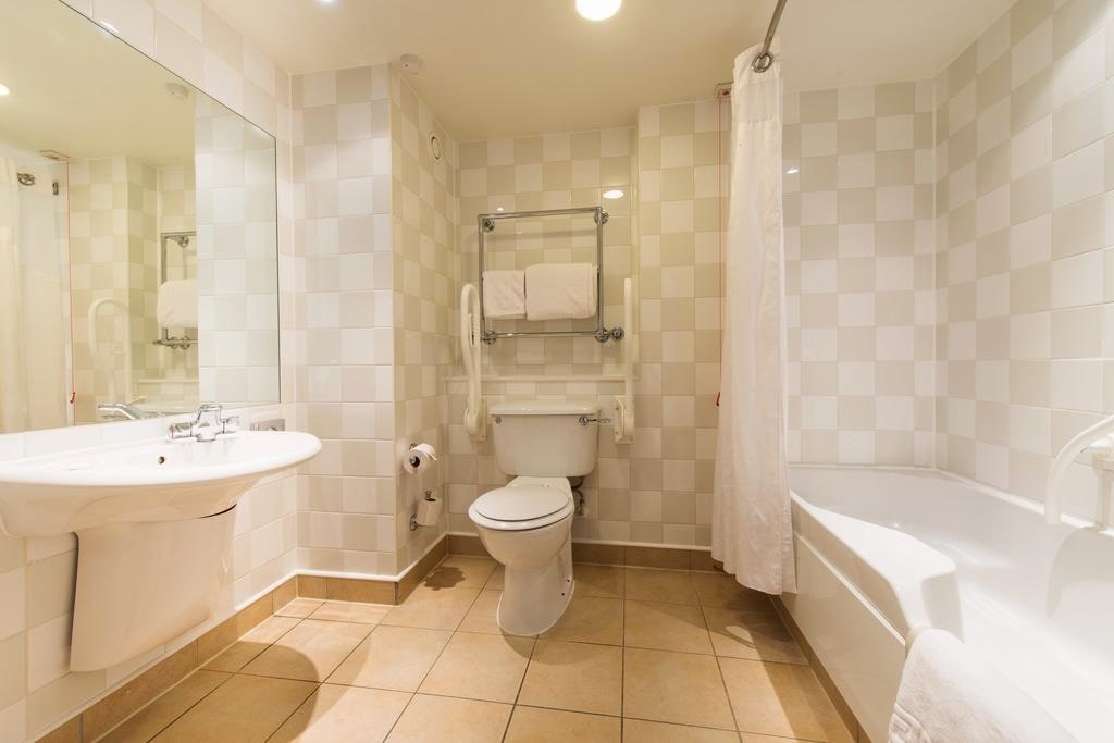 картинка Holiday Inn Edinburgh bathroom