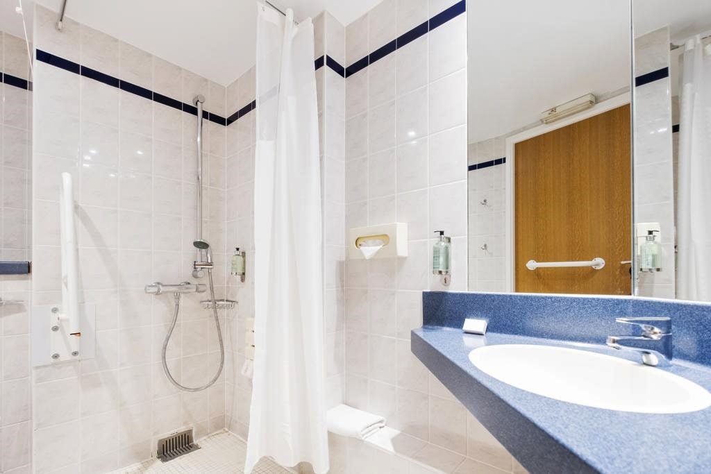картинка Holiday Inn Express Perth bathroom