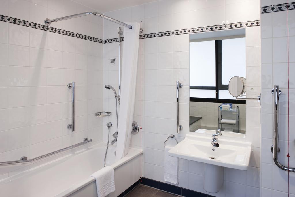 картинка Holiday Inn London Kensington Forum bathroom