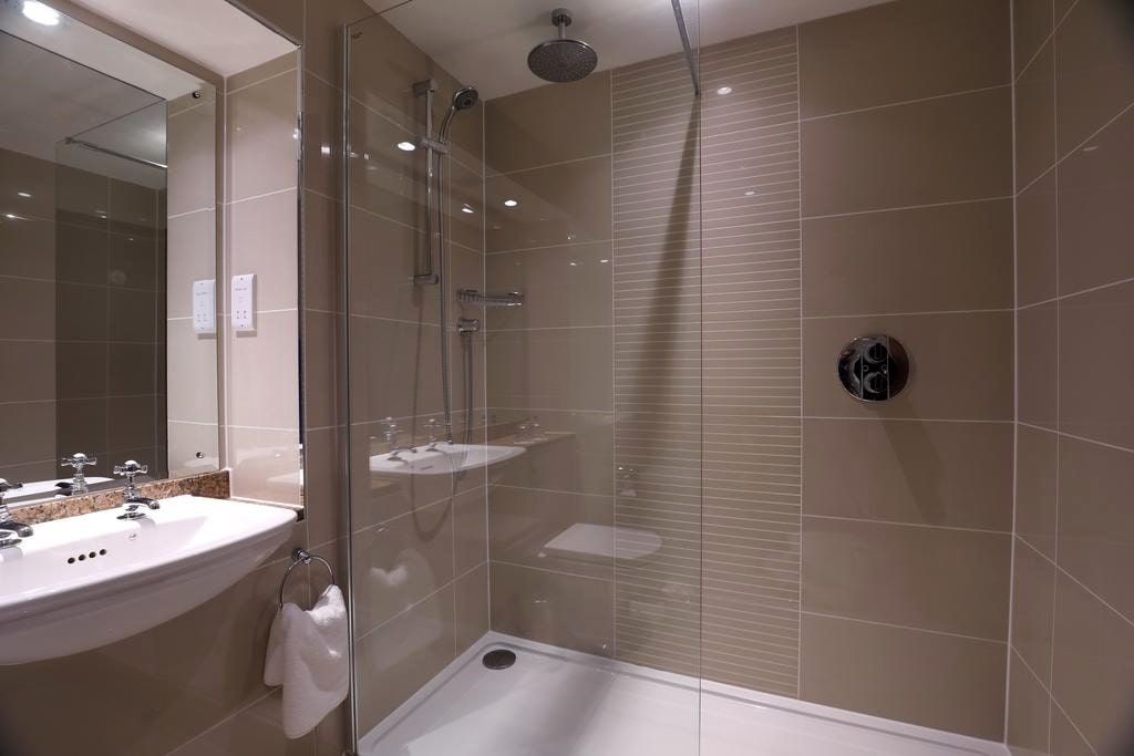 картинка Macdonald Holyrood Hotel Edinburgh bathroom