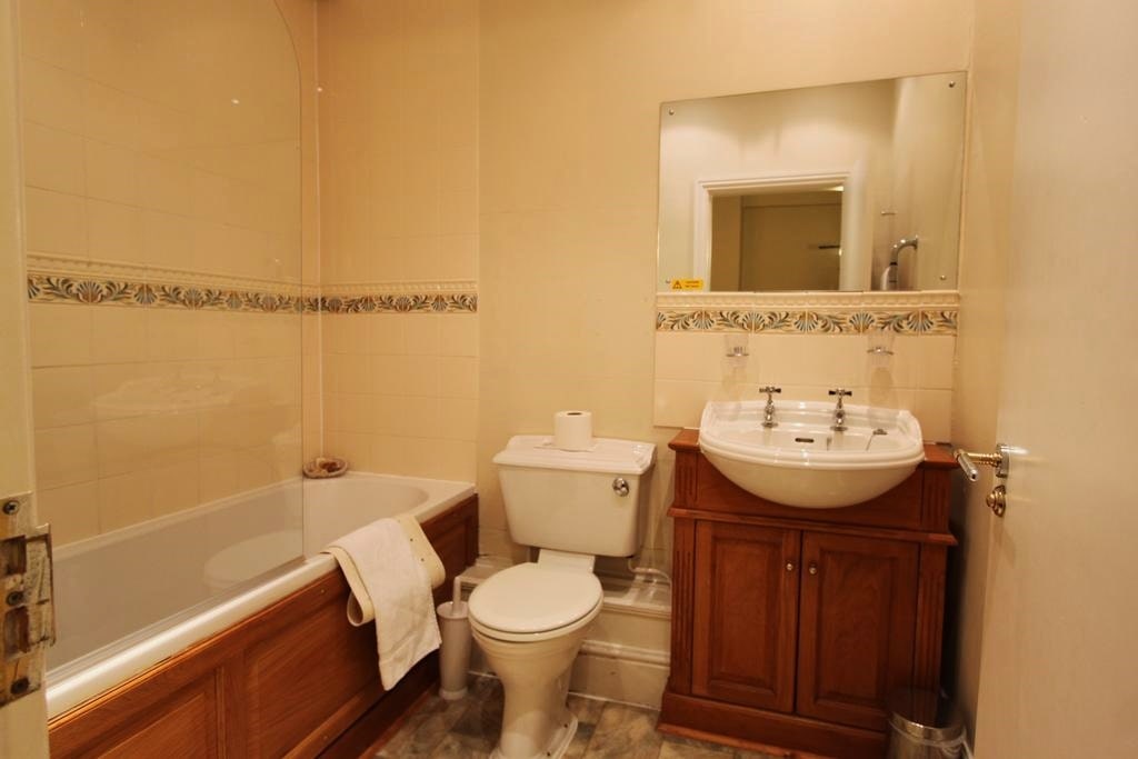 картинка Queens Court Hotel Exeter bathroom